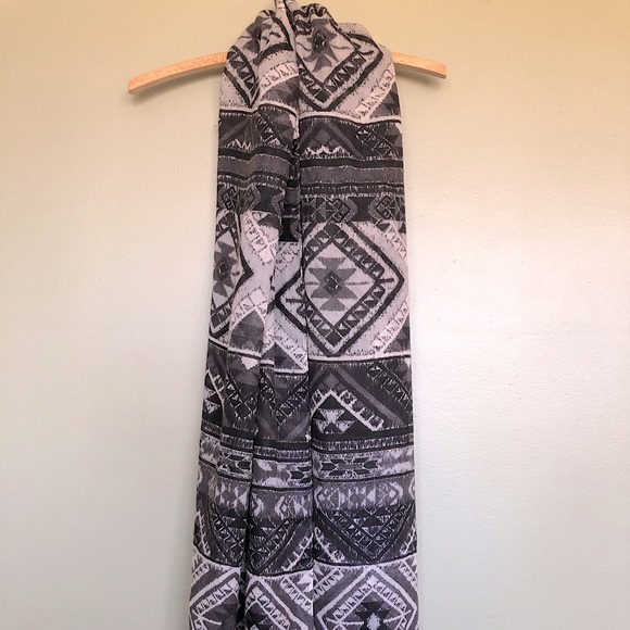 H&M patterned mauve scarf - Picture 1 of 3